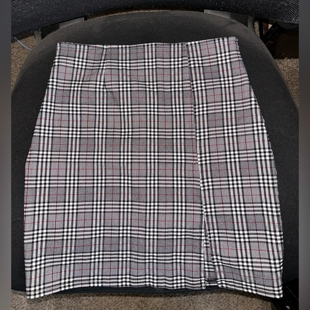 Plaid mini skirt with slit